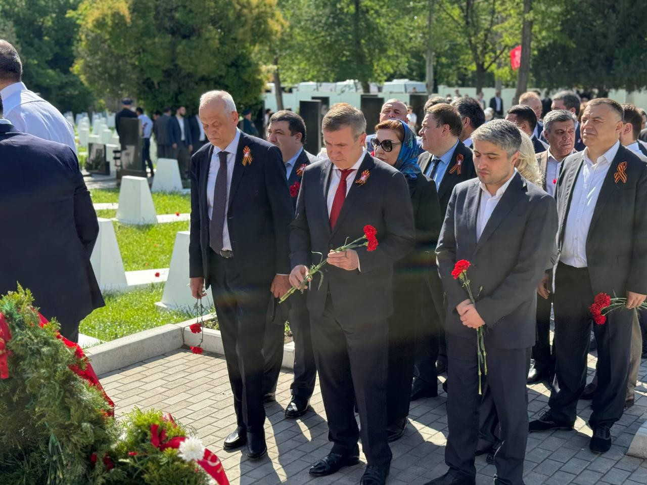 Омбудсмен возложил цветы к могилам защитников Отечества